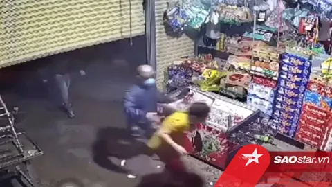 Clip: Nhóm thanh niên cầm gậy bóng chày hùng hổ xông vào đập phá, hành hung nữ chủ tiệm tạp hóa