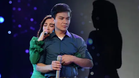 Mạnh Quỳnh thất thần nhìn Trizzie Phương Trinh hóa thân cố ca sĩ Phi Nhung trên sân khấu