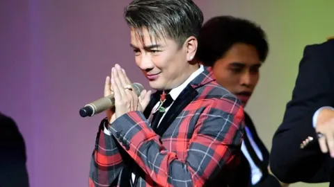 Đàm Vĩnh Hưng nhắc đến 2 từ 'chính nghĩa' sau khi được fan hô to 'mãi đỉnh' ngay giữa sân khấu