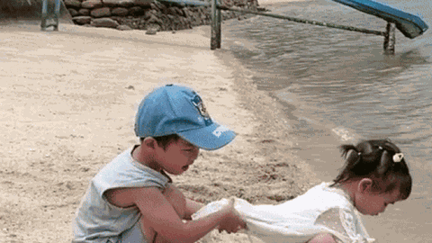 Sợ em gái rơi xuống biển, anh trai nhỏ làm ngay một hành động, netizen xuýt xoa: '10 điểm chất lượng'