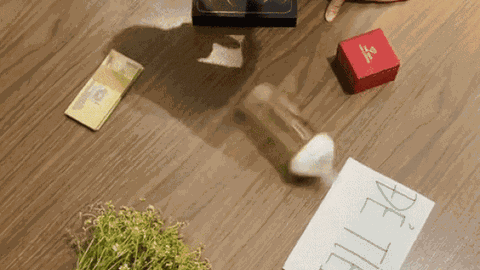 Háo hức chơi trò vòng quay may mắn trúng quà 8/3, cô vợ nhận món quà 'bất ngờ đến bật ngửa'