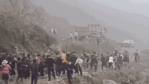 Clip: Hỗn chiến kinh hoàng giữa người dân và công nhân dự án thủy điện Mây Hồ khiến 8 người bị thương