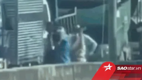 Clip: Xảy ra va chạm giao thông, 3 người đàn ông lao vào quyết sống mái với nhau