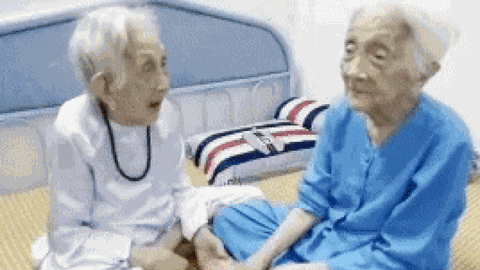 Clip: Cụ bà 101 tuổi hồ hởi đòi làm mai cho em gái 99 tuổi siêu dễ thương khiến dân tình 'cười sái hàm'