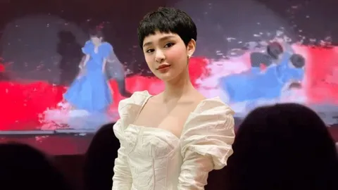 Đang hát live thì 'xỉu ngang' ngay trên sân khấu: Chuyện gì đã xảy ra với Hiền Hồ?