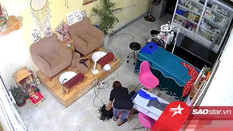 Clip: Vừa gội đầu xong, người phụ nữ bất ngờ ngã gục xuống sàn khiến chủ tiệm hoảng hốt hô hoán
