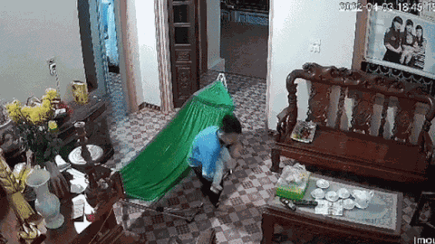 Giúp mẹ dỗ em nhưng lại không may để em ngã, biểu cảm của anh trai sau đó khiến ai nấy đều xót xa