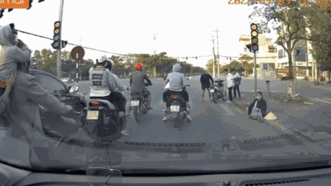 Chở 3 và không đội mũ bảo hiểm, hành động tiếp đó của 3 thiếu niên không biết nên khen hay trách?