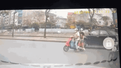 Clip: Nam thanh niên tăng ga, phi xe sang đường bất cẩn đánh rơi 'tình yêu' xuống đất