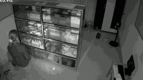 Camera 'tóm gọn' cảnh nữ trạm trưởng y tế xã lấy trộm thuốc mang đi bán và cái kết cho kẻ tham lam