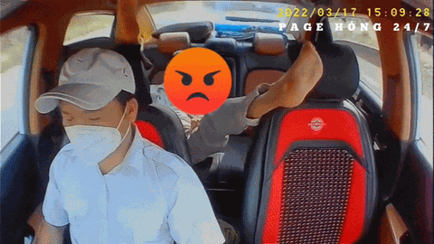 Clip: Nam hành khách có hàng loạt hành động kém duyên nhưng thái độ của tài xế mới gây bất ngờ