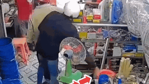 Clip: 2 nam thanh niên trộm đồ 'nhanh như chớp' bất chấp chủ tiệm đứng cạnh bên
