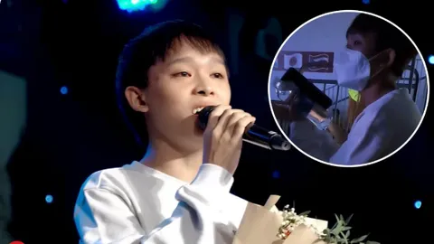 Hồ Văn Cường ghi điểm khi diễn xong vẫn ngồi lại hàng ghế khán giả chăm chú xem các tiết mục khác