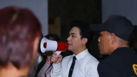 Bất chấp sự cố, Mạnh Quỳnh mướt mồ hôi hát tặng khán giả bằng... loa trong đêm nhạc tưởng nhớ Phi Nhung