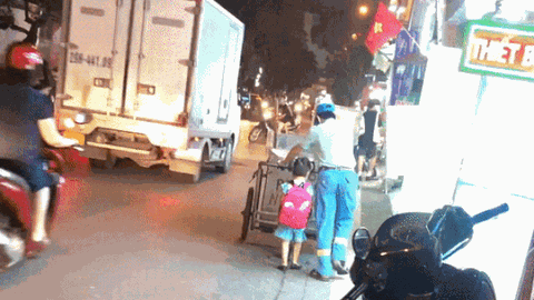 Bé con lẽo đẽo theo bố đi gom rác ở Hà Nội, cử chỉ bố dành cho con khiến nhiều người càng nghẹn ngào hơn