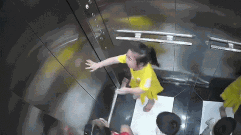 Clip: 3 đứa trẻ mắc kẹt trong thang máy gào khóc thảm thiết, camera chỉ ra lỗi sai của người lớn