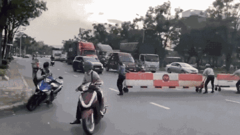 Xôn xao clip bảo vệ KĐT Phú Mỹ Hưng kéo barie chặn đường, bắt 2 tên cướp như phim hành động