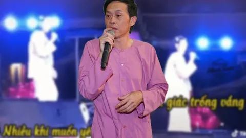Xuất hiện clip Hoài Linh hát sai lời bản hit 'Ai chung tình được mãi' trên sân khấu hội chợ