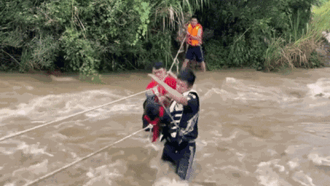 'Nín thở' theo dõi cảnh sát đu dây vượt dòng suối chảy siết giải cứu 6 người mắc kẹt khi đi dã ngoại