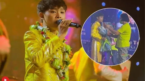 Phản ứng của Hồ Văn Cường khi được khán giả liên tục tặng hoa, tiền trên sân khấu