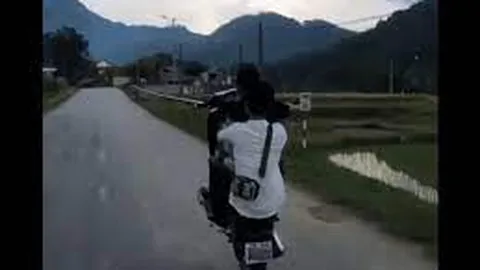 Clip: Hai thanh niên thể hiện bốc đầu và cái kết lao đầu xuống ruộng