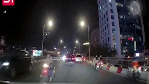 Clip: Xe máy vượt ẩu, phi giữa hai ô tô trên cầu và lộn nhào 360 độ