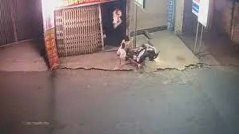 Clip: Cô gái chở bạn trai trên xe máy, đâm trực diện cửa kéo cực mạnh