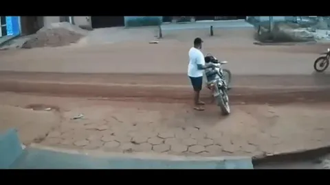 Clip: Vì mải ngắm gái mà người đàn ông thoát hiểm trong gang tấc