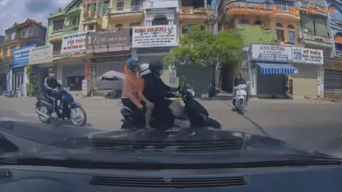 Clip: Xe máy phóng nhanh va quệt xe đang sang đường, lao thẳng vào đầu ô tô