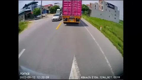 Clip: Xe tải lấn làn va chạm với xe container ngược chiều bị móp đầu