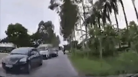 Clip: Xe máy vượt ẩu gặp ô tô ngược chiều giật mình lao thẳng xuống mương