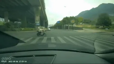 Clip: Xe máy sang đường cắt đầu ô tô khuất tầm nhìn nhận ngay cái kết