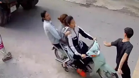 Clip: Dở khóc dở cười, thanh niên đi bộ bị 3 cô gái húc bay lên xe máy