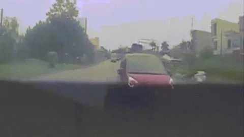 Clip: Vượt ẩu, xe con va chạm liên hoàn với xe tải và container