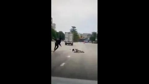 Clip: "Trẻ trâu" phóng nhanh lạng lách, xe máy trượt ngã ngay đầu ô tô
