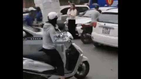Clip: Bức xúc vì giao thông lộn xộn, cô gái tây chặn đầu xe ô tô