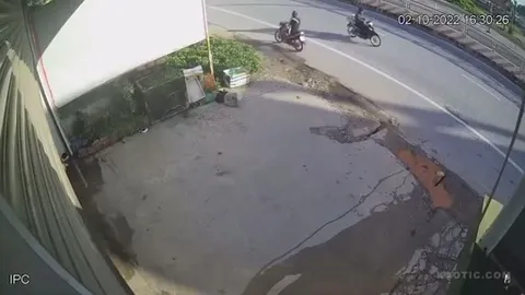 Clip: Ninja đi ngược chiều va chạm khiến đôi nam nữ lộn nhào 180 độ