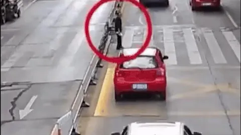 Clip: Màn sang đường khiến cả người đi bộ và tài xế đều ôm hận