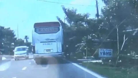 Clip: Xe máy cố vượt phải xe khách nhận ngay cái kết nhớ đời