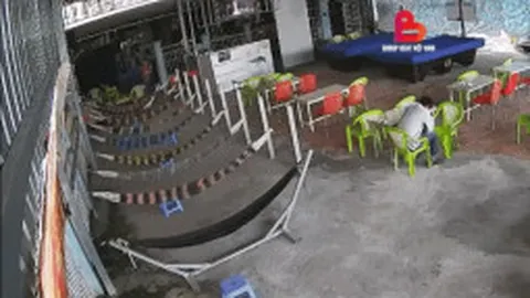 Clip: Ông chú giật mình "thủ thế" khi xe máy bất ngờ lao vào quán
