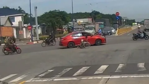 Clip: Hình ảnh ấm lòng của tài xế ô tô được khen ngợi rần rần