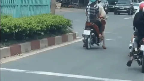 Clip: Trẻ trâu thể hiện bốc đầu xe ga khi đứng chờ đèn đỏ và cái kết