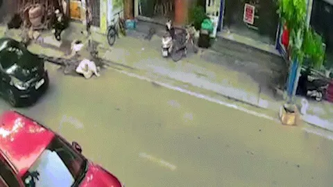 Clip: Hãi hùng xe máy lao vào "tử thần" ở dưới lòng đường