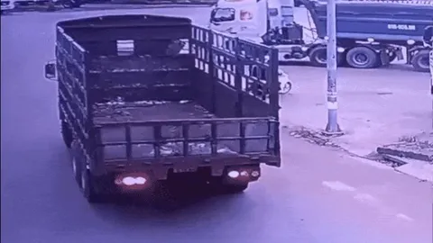 Clip: Xe tải vào cua bất cẩn, va chạm với xe máy tại "điểm mù"