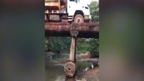 Clip: Nín thở xe tải chở gỗ đi qua cầu gỗ và cái kết đắng