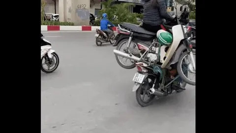 Clip: Hoang mang với "người vận chuyển" trên đường phố Việt Nam