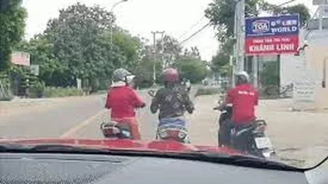 Clip: Hai nữ "ninja" hồn nhiên dừng xe máy giữa đường buôn chuyện