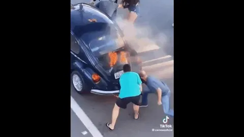 Clip: Tài xế bình tĩnh xử lý khi ô tố bất ngờ bốc cháy trên đường