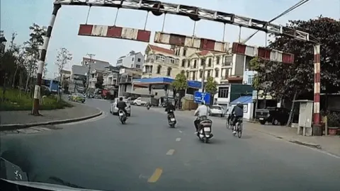 Clip: Xe máy vào cua lấn làn ngược chiều "thoát nạn" ngay đầu xe tải