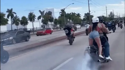 Clip: Biker thể hiện với bạn gái và cái kết đắng